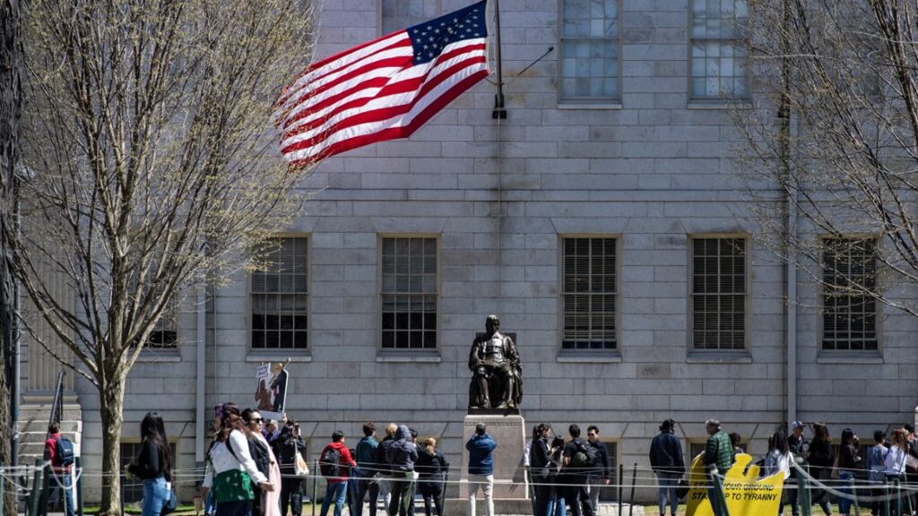 Trump vieta ad Harvard di immatricolare studenti stranieri
