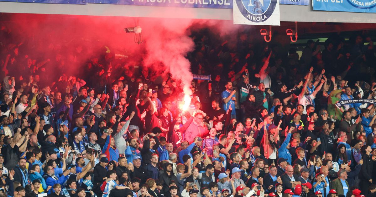 Napoli, la squadra del Cagliari accolta da fuochi d