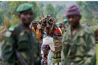 Non ci sono contanti a Goma: le rette scolastiche si pagano con l'olio di palma