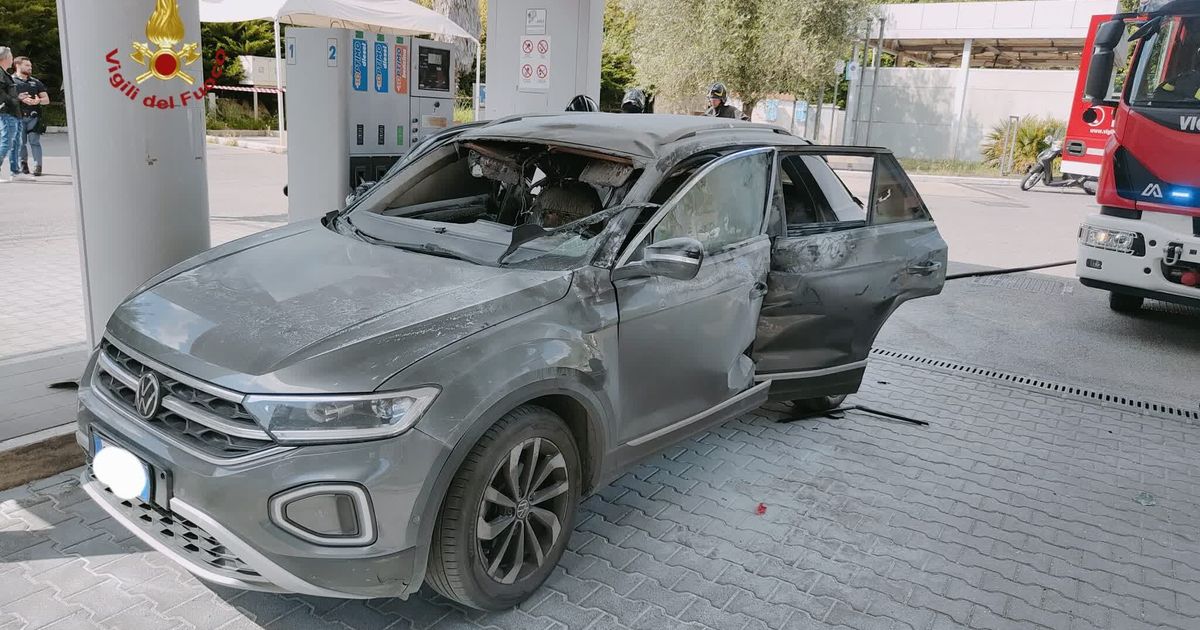 Uomo avvolto dalle fiamme mentre fa rifornimento di benzina