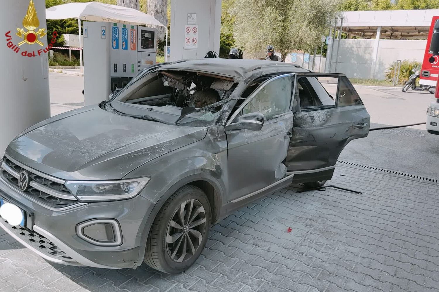 Avvolto dalle fiamme in stazione di servizio