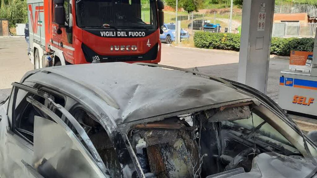 Avvolto dalle fiamme in stazione di servizio