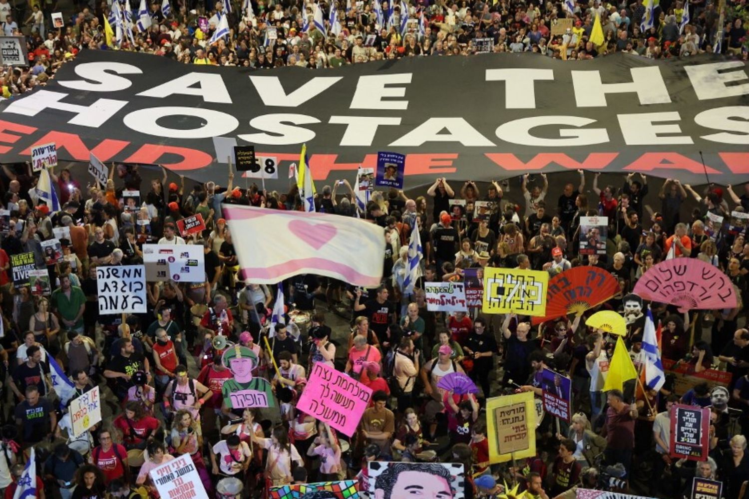 Gli ostaggi liberati e i familiari dei rapiti manifestano contro Netanyahu