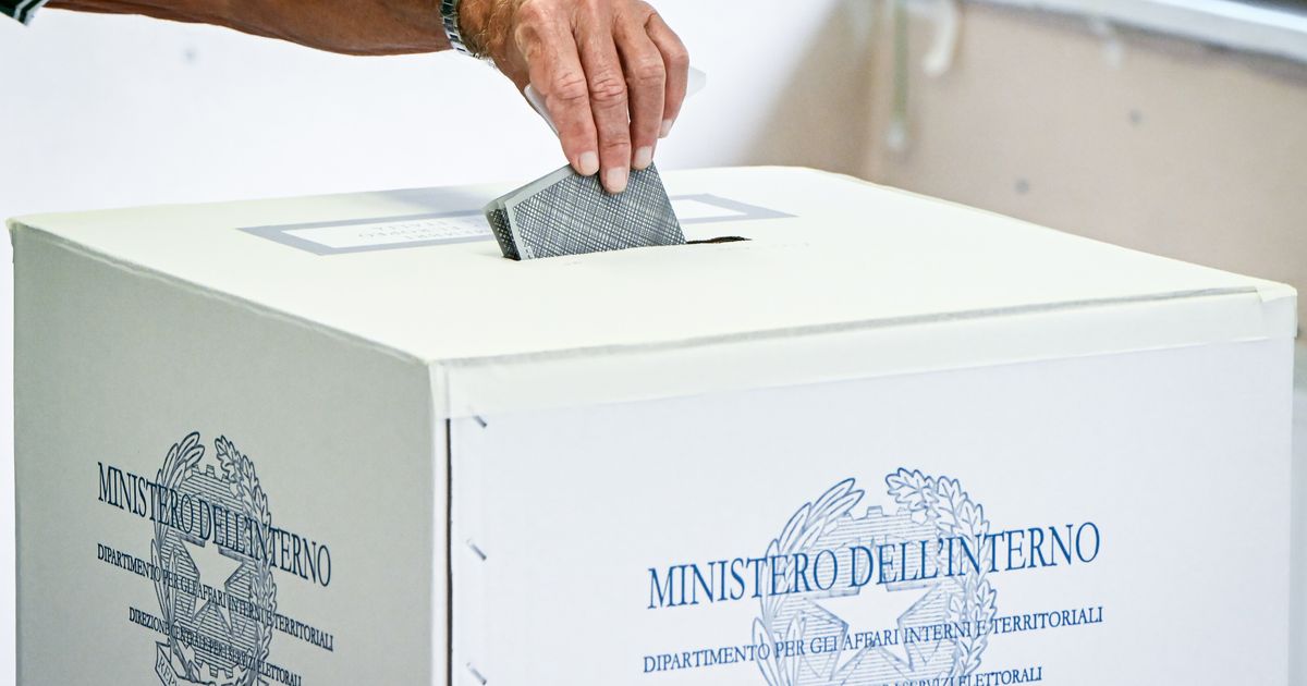 Urne aperte in oltre 100 comuni. Al voto 2 milioni di italiani. Affluenza in calo alle 12, è al 13,55%