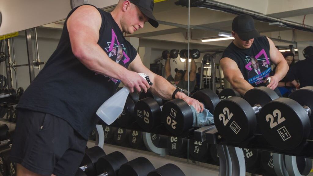 Come mantenere i muscoli anche in vacanza. I consigli del personal trainer dei vip