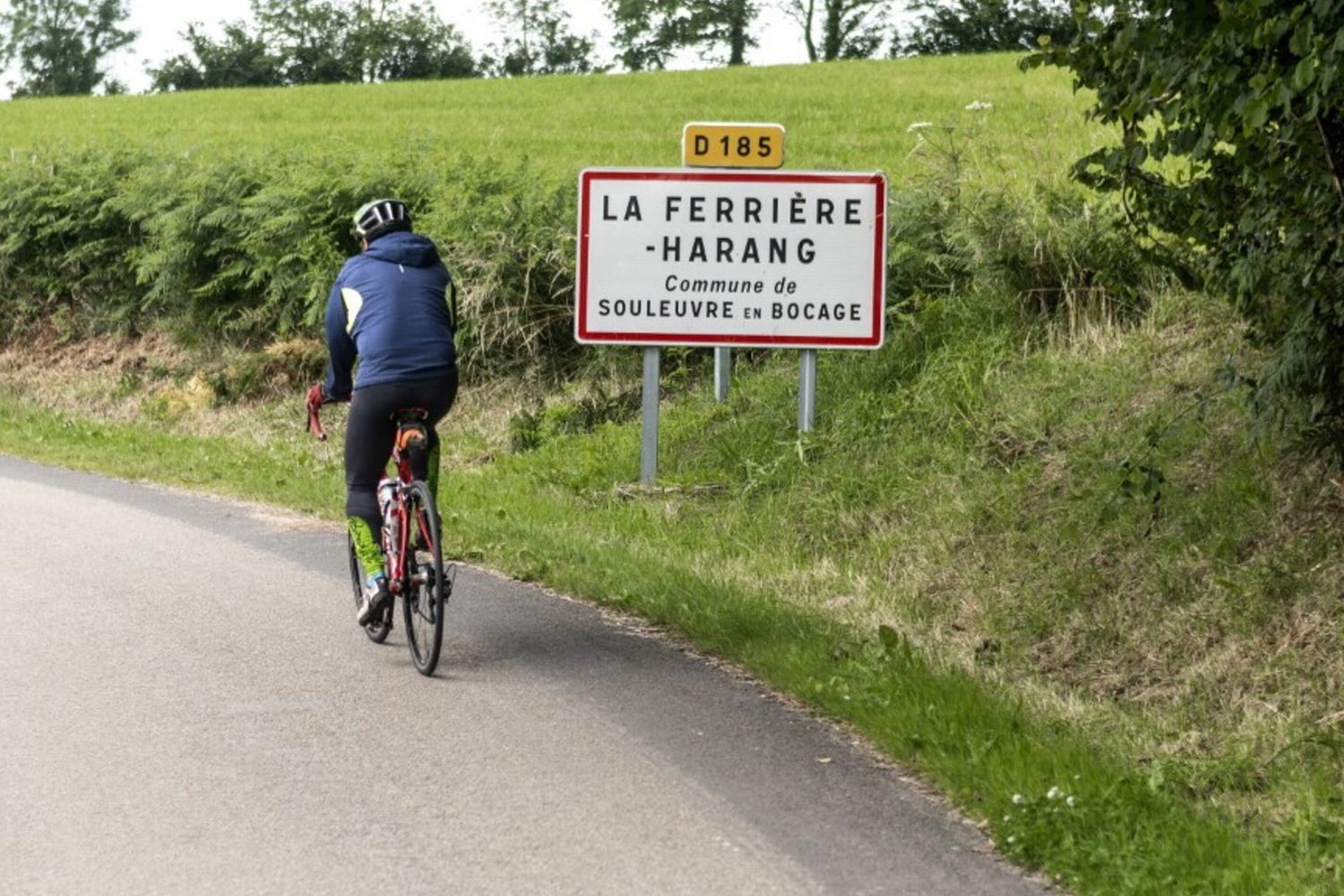 Un paesino della Normandia sta lottando contro la chiusura dell'ufficio postale