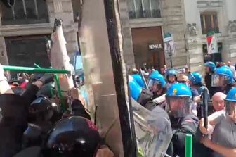 scontri con la polizia durante la manifestazione contro il DL Sicurezza a Barberini