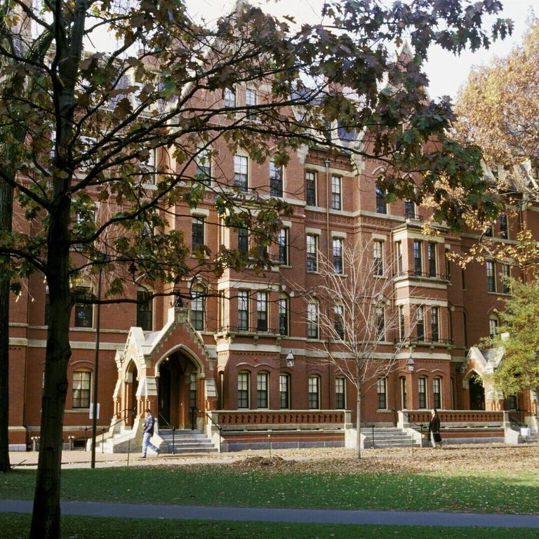 Accuse di antisemitismo nel campus, il governo Usa 'congela' i fondi a Harvard