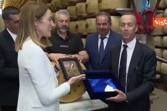 Metsola visita caseificio a Modena, in dono forma Parmigiano Reggiano con suo nome e stelle europee