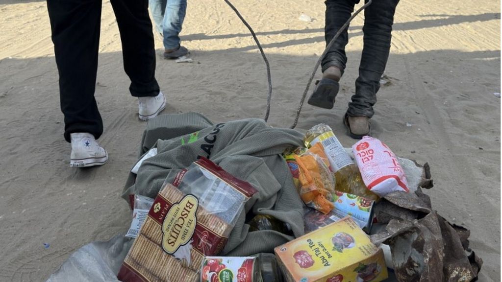 Palestinesi ricevono pacchi alimentari da una fondazione sostenuta dagli Usa
