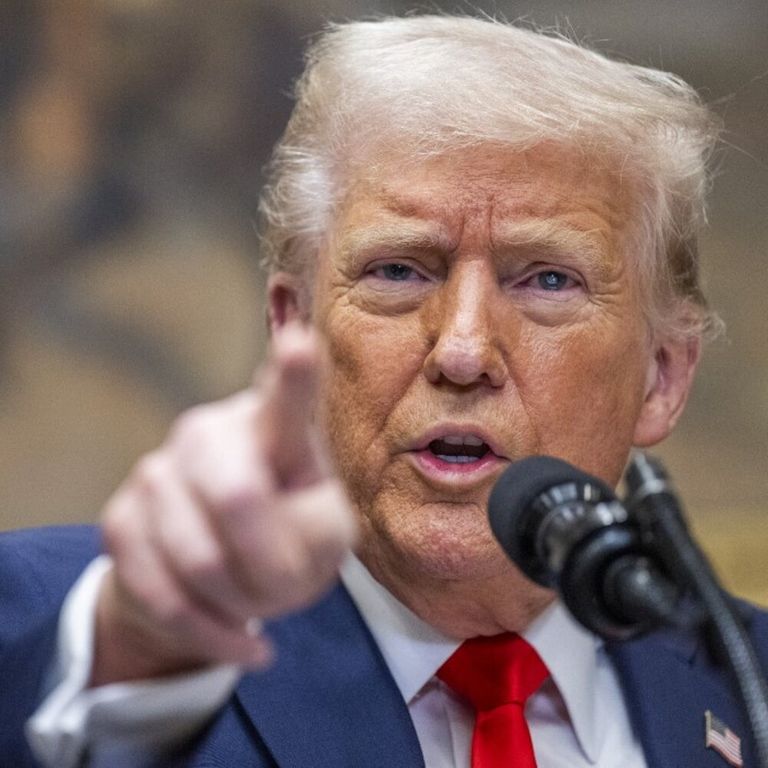 Trump firma l'ordine, i dazi sulla Cina raddoppiano al 20%. "Non ha fermato il commercio illecito di fentanyl"