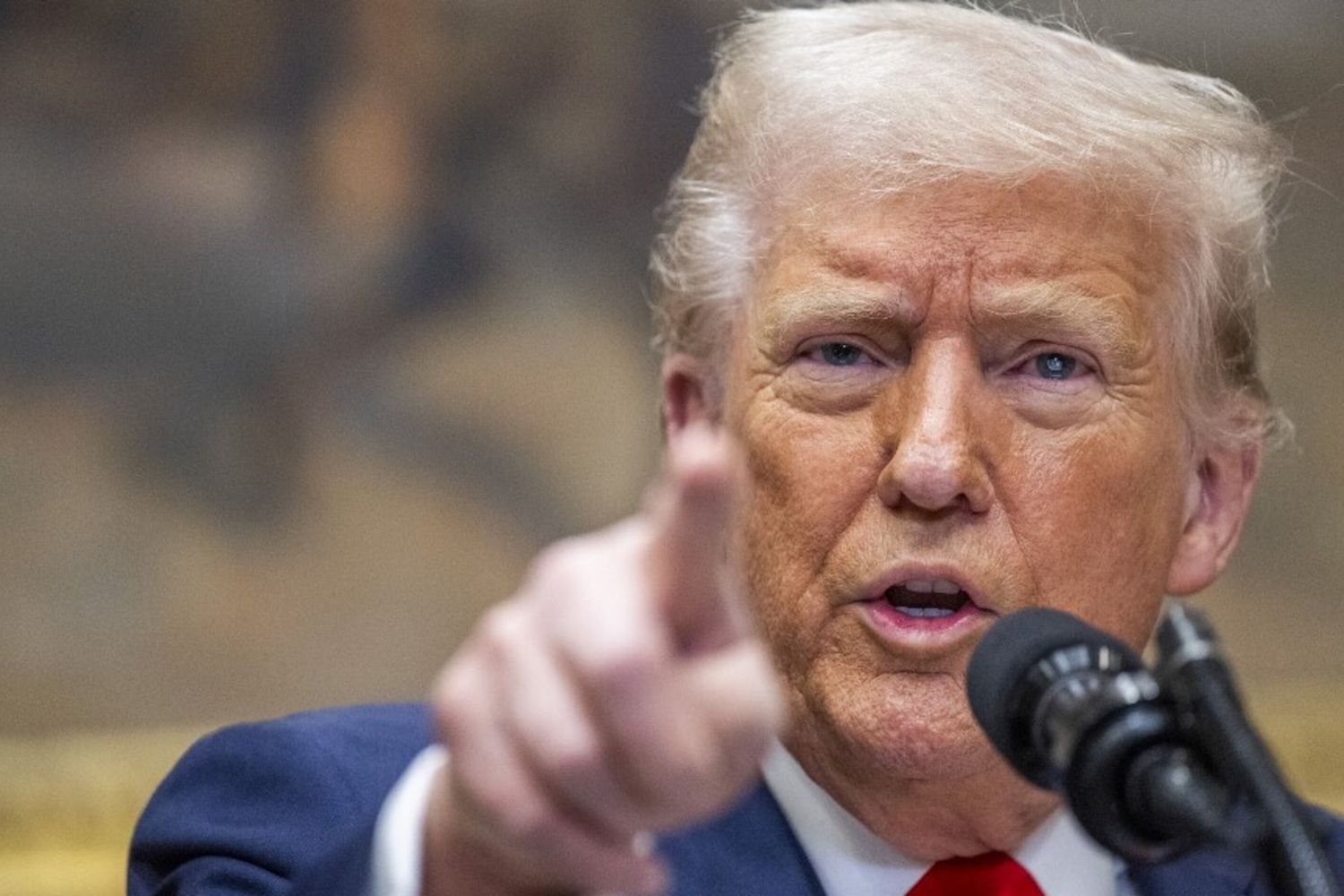 Trump firma l'ordine, i dazi sulla Cina raddoppiano al 20%. "Non ha fermato il commercio illecito di fentanyl"