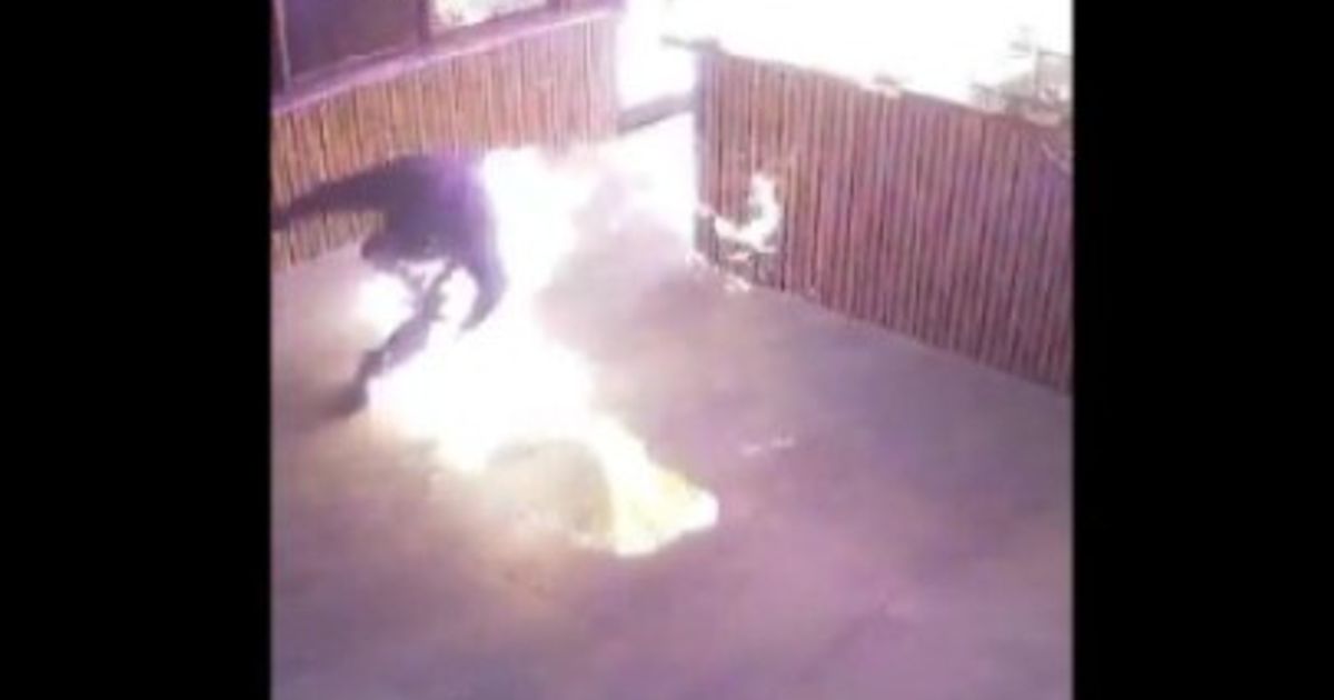 l attentatore maldestro vuole incendiare un ristorante ma si dà fuoco ai vestiti video