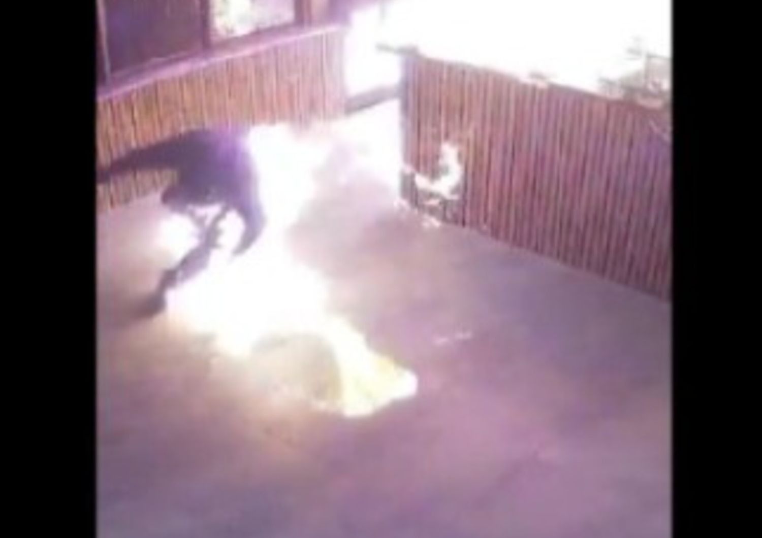 vuole incendiare ristorante ma prende fuoco video