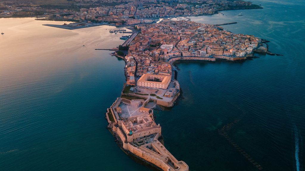 - L’isola di Ortigia, cuore storico di Siracusa, con il castello svevo di Maniace in primo piano