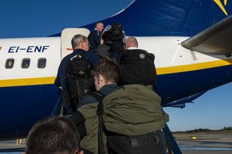 passeggeri turchia multe alzarsi piedi aereo