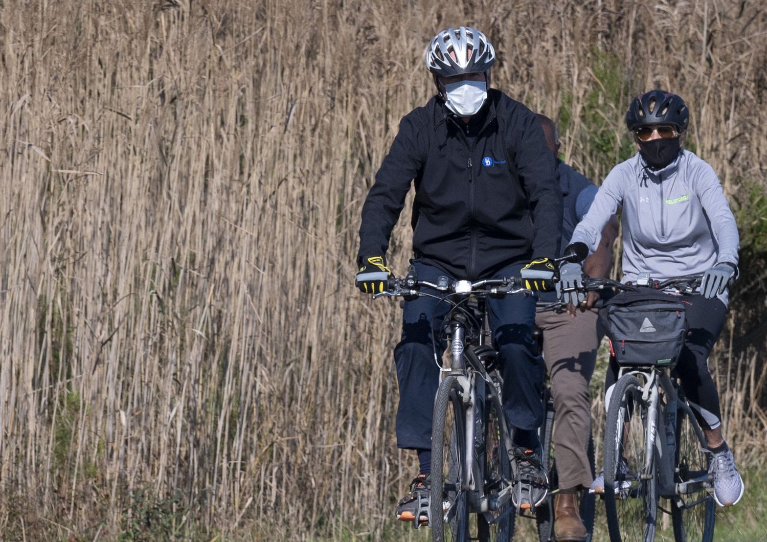 Il presidente eletto Joe Biden e la moglie Jill fanno una passeggiata in bici a Rehobot Beach