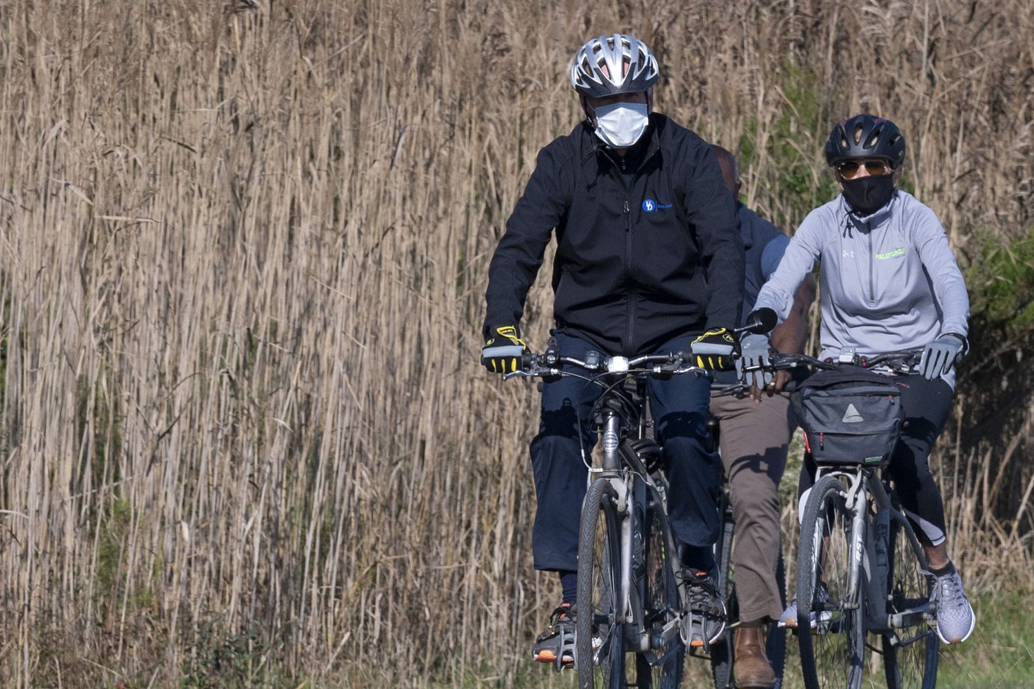 Il presidente eletto Joe Biden e la moglie Jill fanno una passeggiata in bici a Rehobot Beach