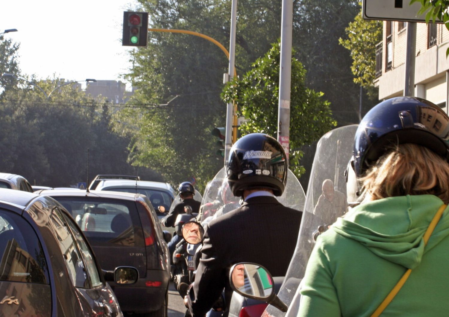Motorini e auto nel traffico a Roma