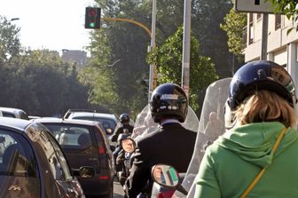 Motorini e auto nel traffico a Roma