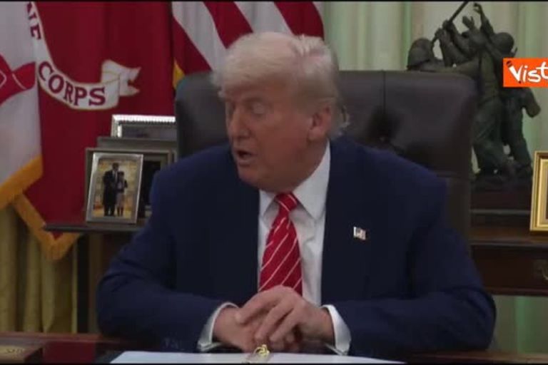 Finiscono i 130 giorni del mandato di Elon Musk alla Casa Bianca, Trump gli dona una chiave d'oro