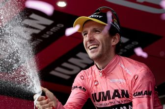 Giro Italia Harper vince Sestriere maglia rosa Yates