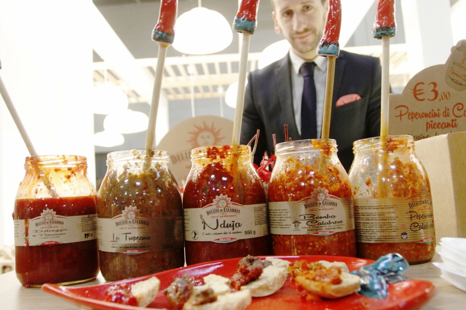 La doppia immersione in una salsa può trasmettere batteri. Ma quanto è rischiosa per la salute?