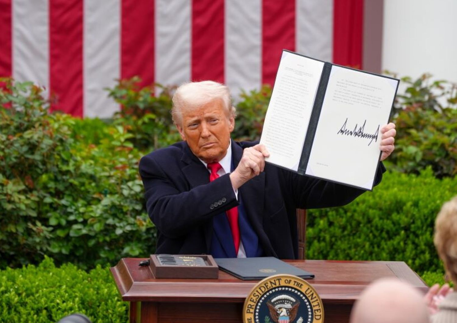 L'Ue "deplora" i nuovi dazi di Trump: "Minano i negoziati"