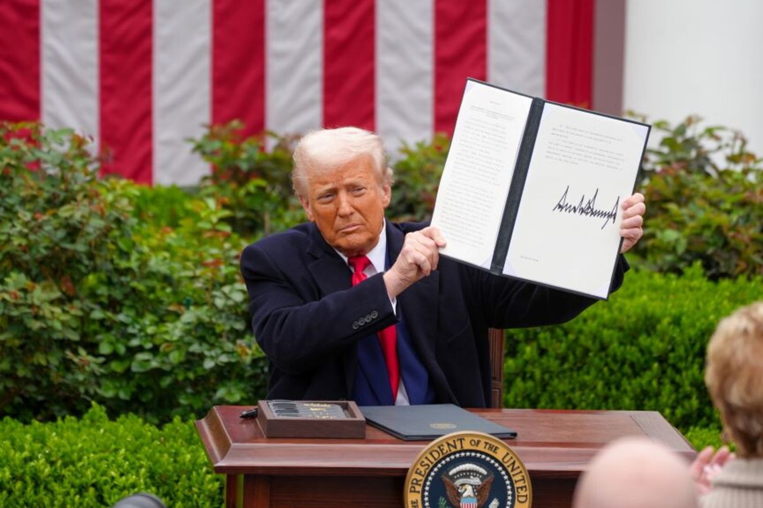 L'Ue "deplora" i nuovi dazi di Trump: "Minano i negoziati"