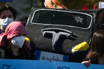 In Francia nessuno più compra auto Tesla