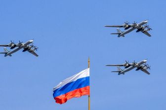 Maxi-raid di droni ucraini distrugge 40 aerei russi