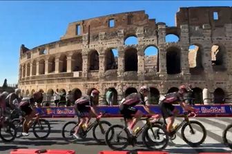 Giro d’Italia 2025, festa per Simon Yates a Roma nella giornata del Papa e della Palestina