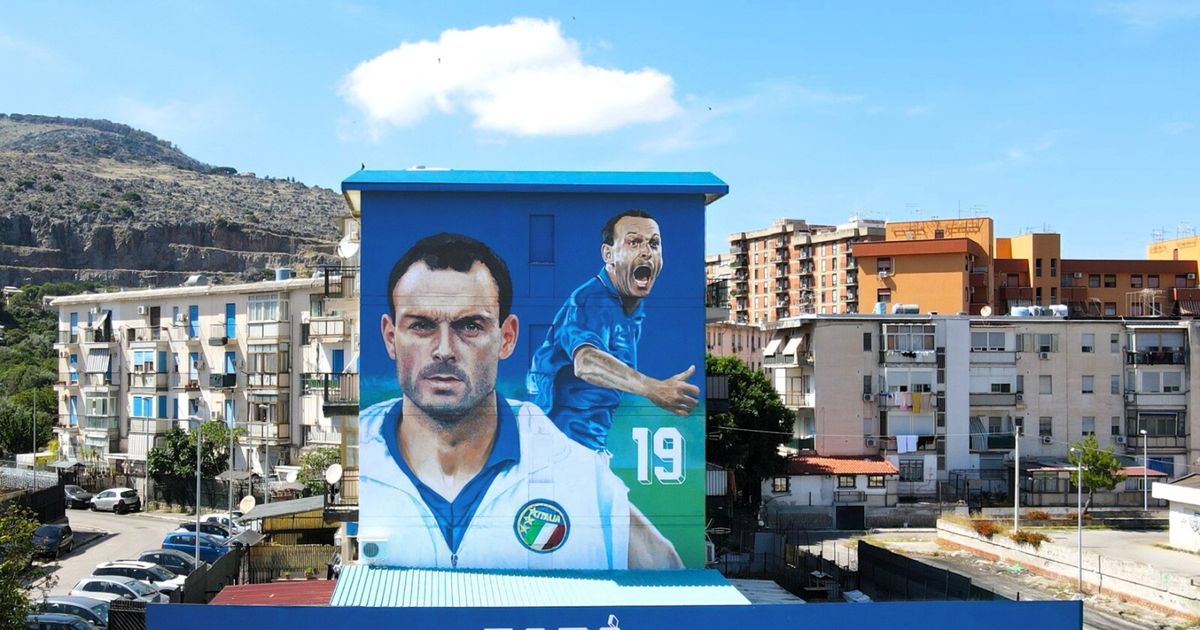 La corsa di Schillaci in un murale a Palermo