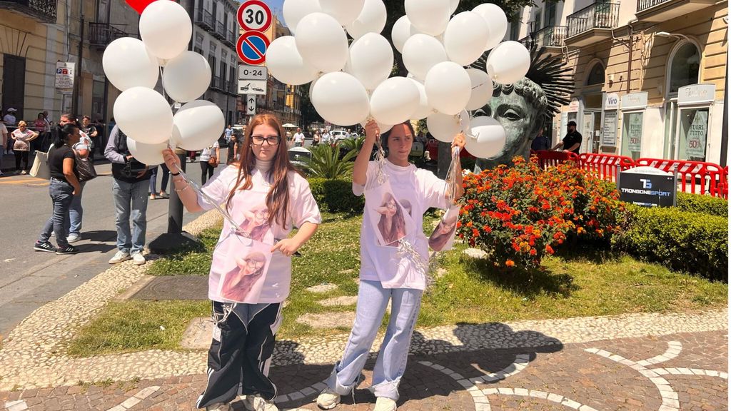 I funerali di Martina Carbonaro. Monsignor Battaglia, "è morta per una idea malata dell'amore"