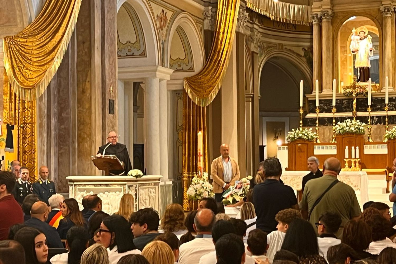 La Basilica gremite di gente per i funerali di Martina Carbonaro