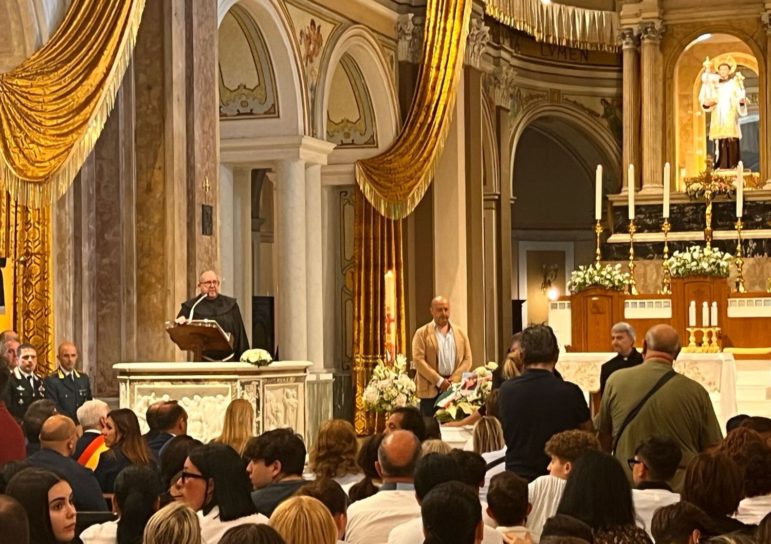 La Basilica gremite di gente per i funerali di Martina Carbonaro