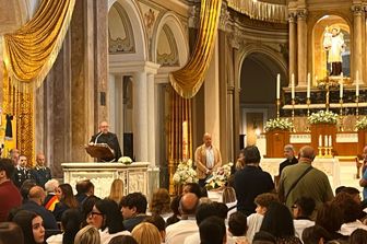 La Basilica gremite di gente per i funerali di Martina Carbonaro