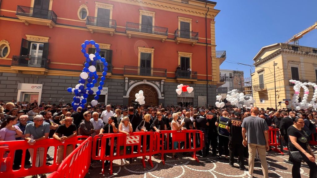 I funerali di Martina Carbonaro. Monsignor Battaglia, "è morta per una idea malata dell'amore"