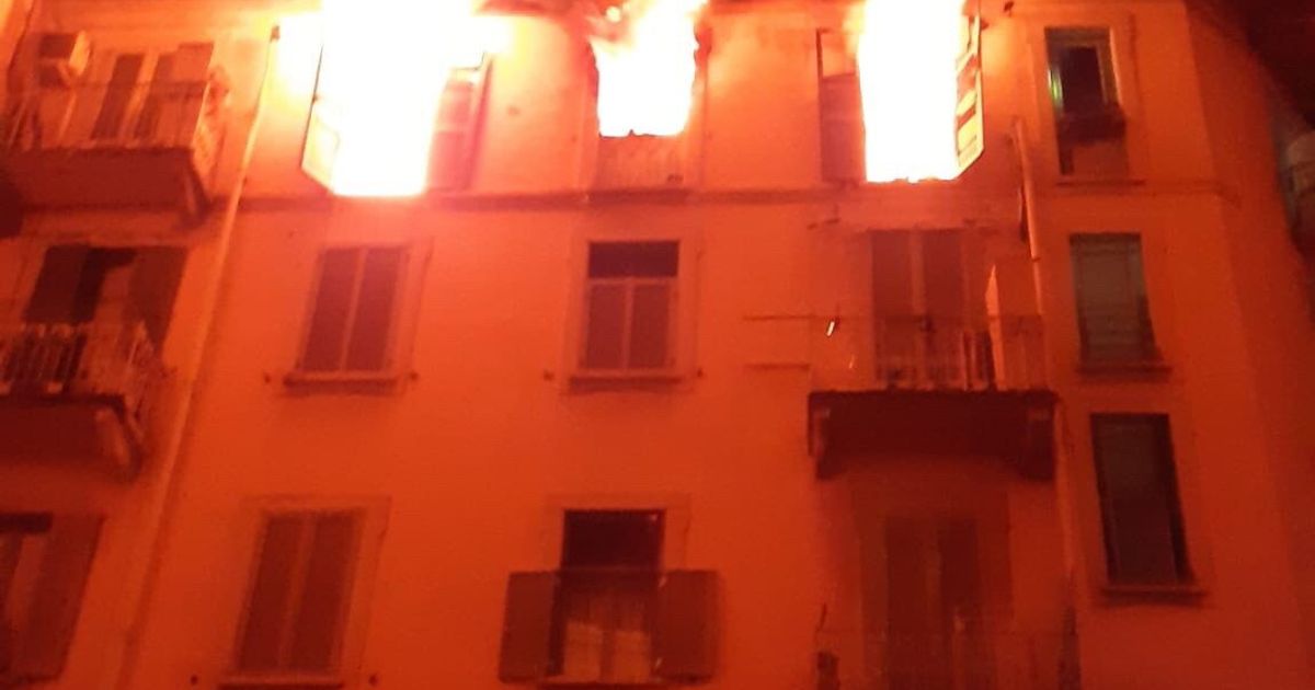 Fiamme in un appartamento a Milano, si lancia dal quinto piano e muore