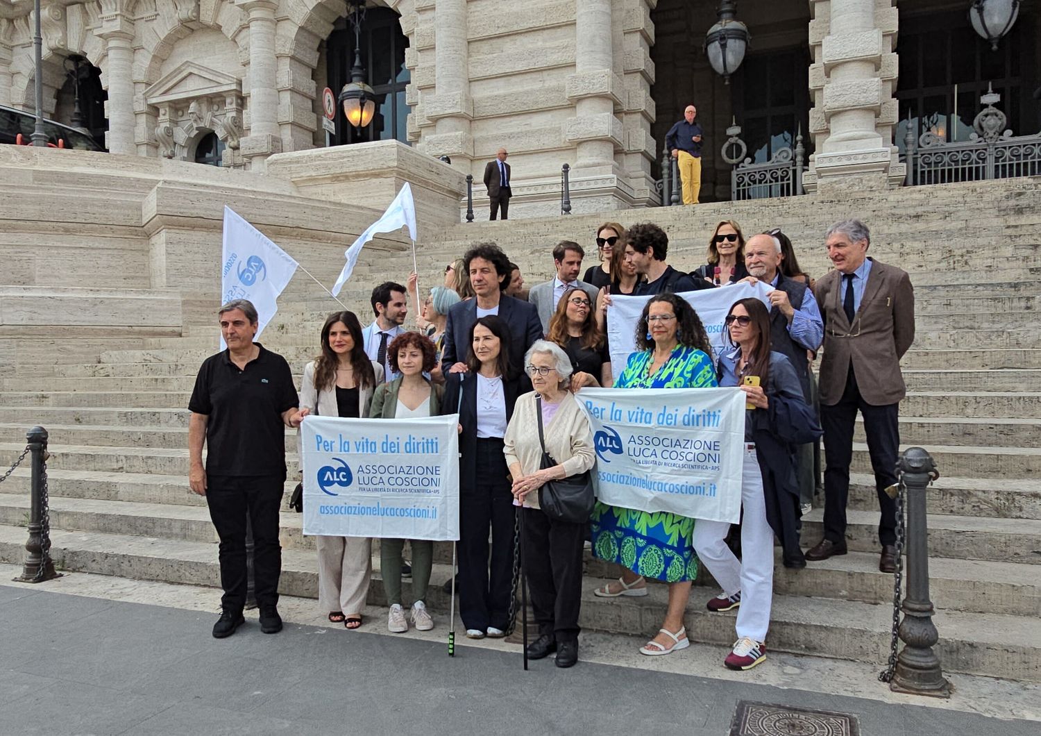 "Legalizzare l'eutanasia", l'Associazione Coscioni deposita una proposta di legge. Servono 50mila firme