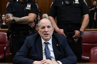 Nuovo processo per Harvey Weinstein. L'ex produttore in udienza in sedia a rotelle