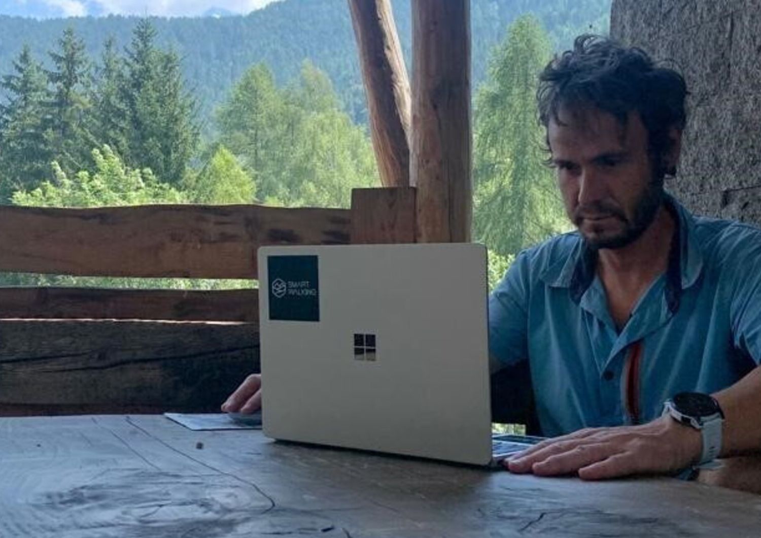 Davide Fiz al lavoro col suo pc