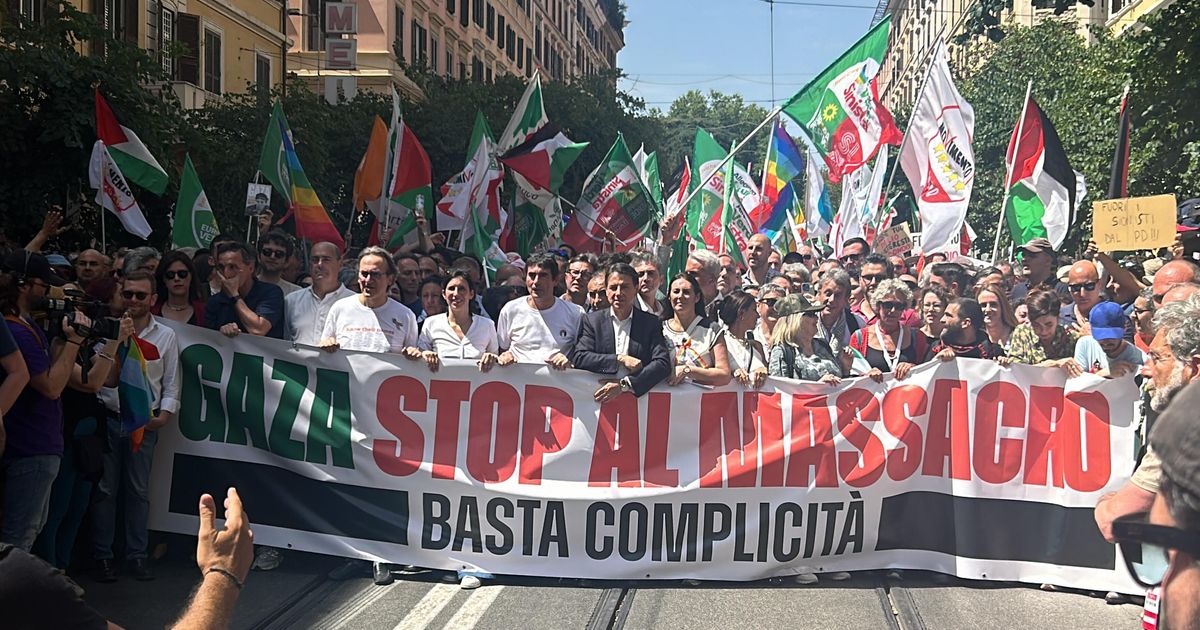 Il centrosinistra in piazza per Gaza. Insulti a Netanyahu e Meloni. 10mila verso San Giovanni