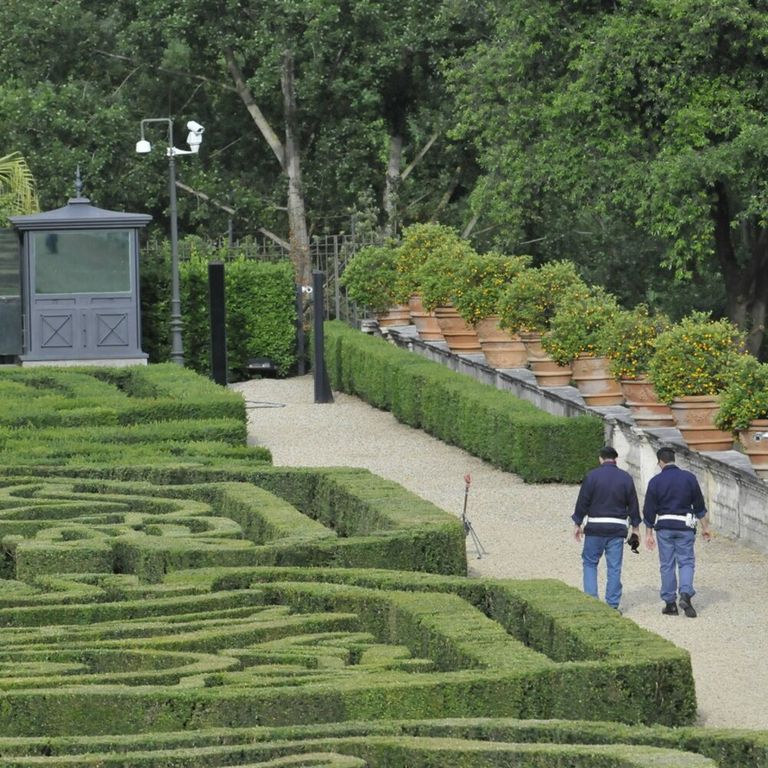 Orrore a Villa Pamphili: trovati il cadavere di una bimba di pochi mesi e, in un sacco, il braccio di una donna