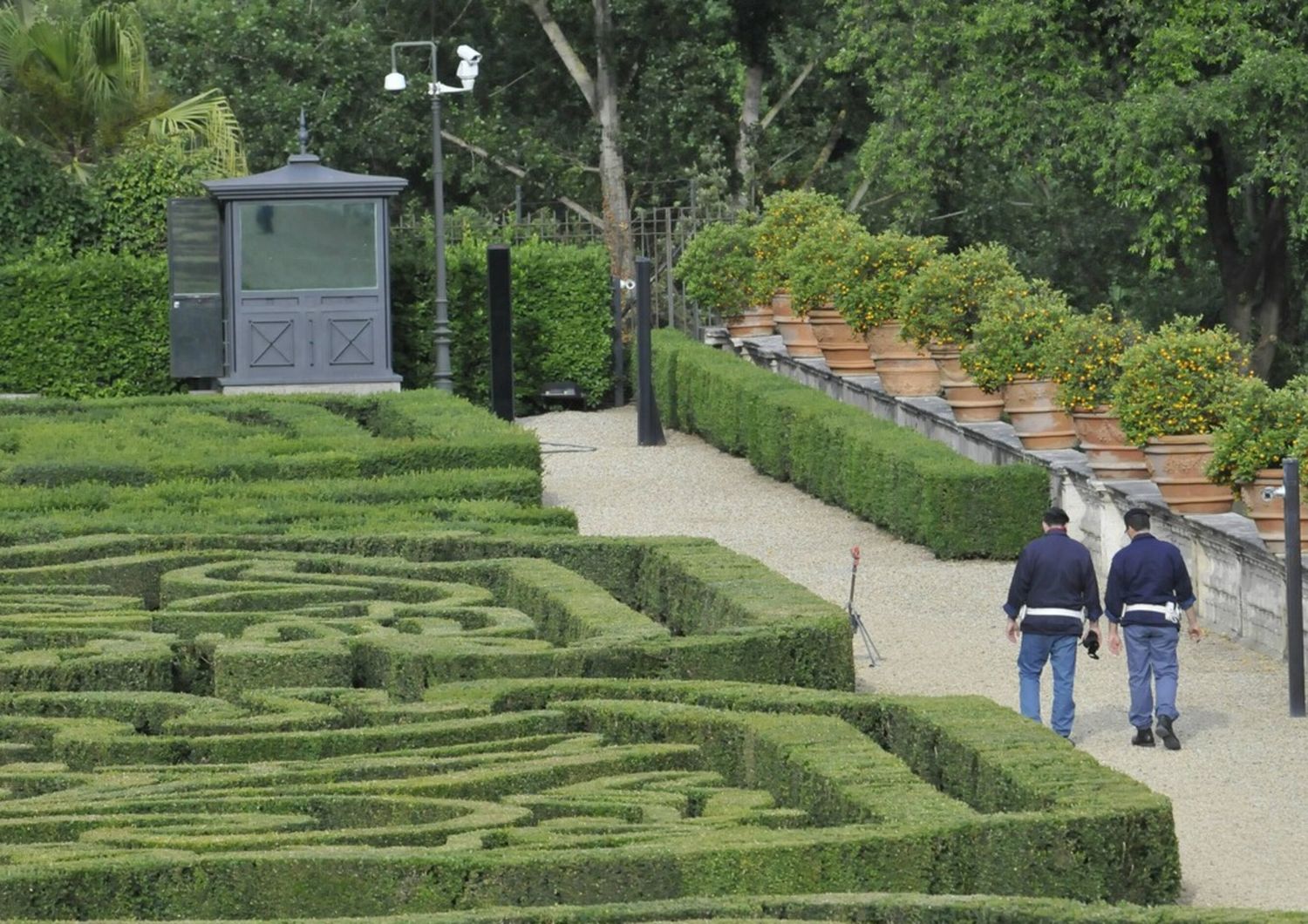 Orrore a Villa Pamphili: trovati il cadavere di una bimba di pochi mesi e, in un sacco, il braccio di una donna