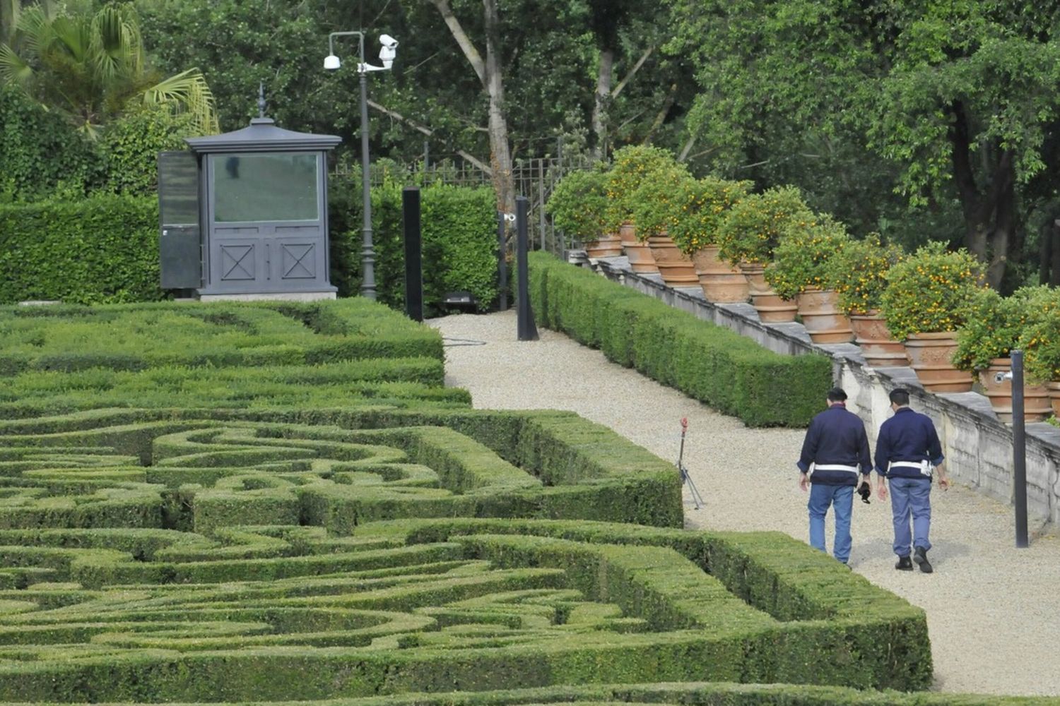 Orrore a Villa Pamphili: trovati il cadavere di una bimba di pochi mesi e, in un sacco, il braccio di una donna
