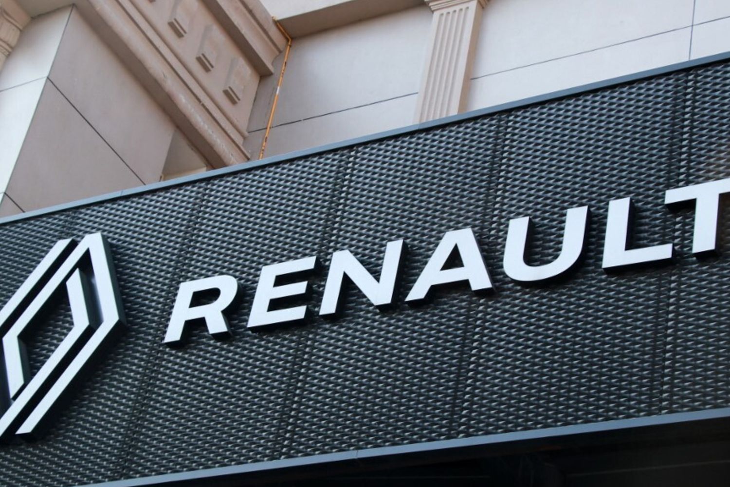 Renault aprirà stabilimenti in Ucraina per produrre droni