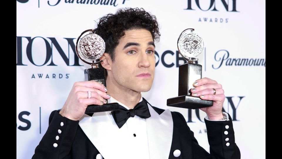 Darren Criss, miglior attore protagonista per Maybe Happy Ending.