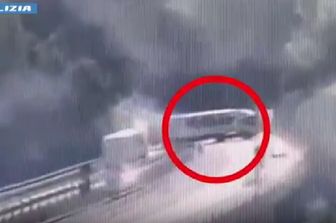 A23 due tir contromano