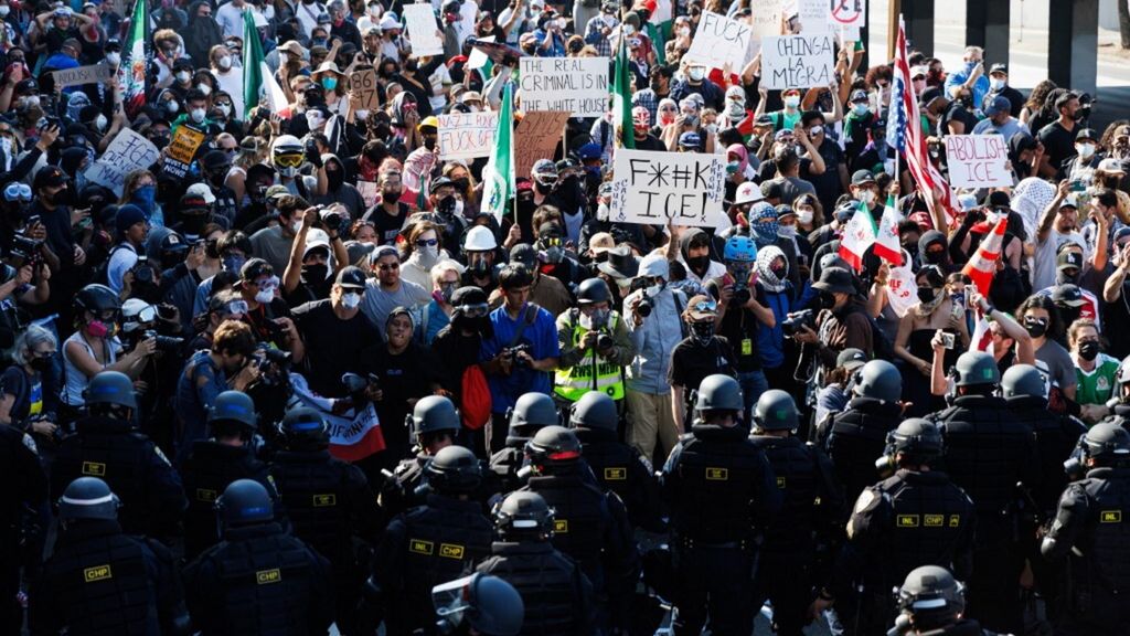 Scontri a Los Angeles, Trump mobilita la Guardia Nazionale